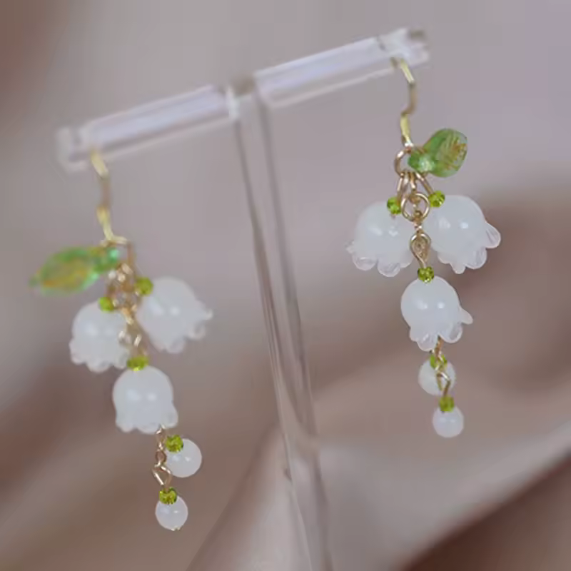 Boucles d'oreilles asymétriques en bambou blanc, nouveau tempérament doux, petite fleur de muguet, élégantes et douces, 2025