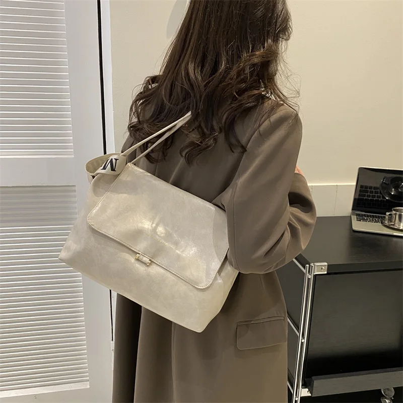 

High-grade Sense Big Shoulder Bag New Tide Autumn Winter Retro Shoulder Bag Female Large-capacity Fashion Commuter Shoulder Bag