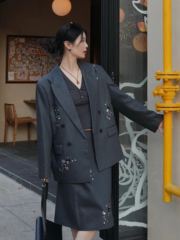 

Костюм из двух предметов: пиджак с пайетками и двойной застежкой и юбка с высокой талией. Роскошный осенний комплект для женщин.