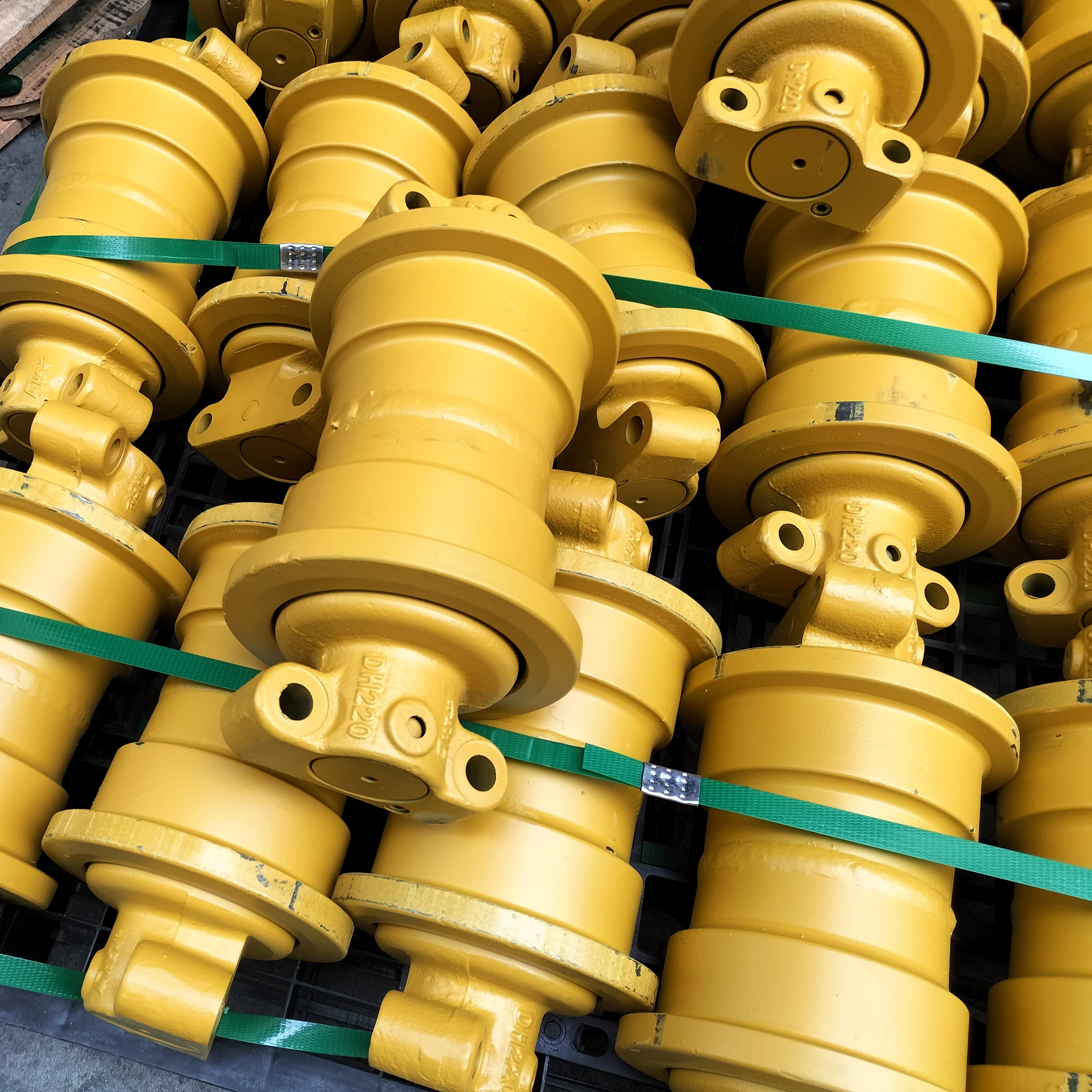 XUNPO Excavator Undercarriage Track Roller 2270-1098 200104-00021 Upper Roller For DH200 DH220-5 DH215-7