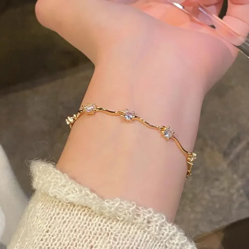 

Geometric Wave Crystal Bracelet Women's Bracelet Girlfriend Zircon Light Luxury Exquisite High-end Jewelry