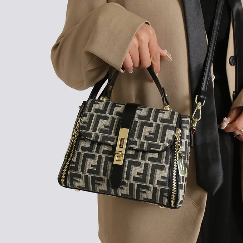 

Essential Rhea Box Essential For Goddesses Минималистичный современный мешок для вневременной матери и семейной жизни
