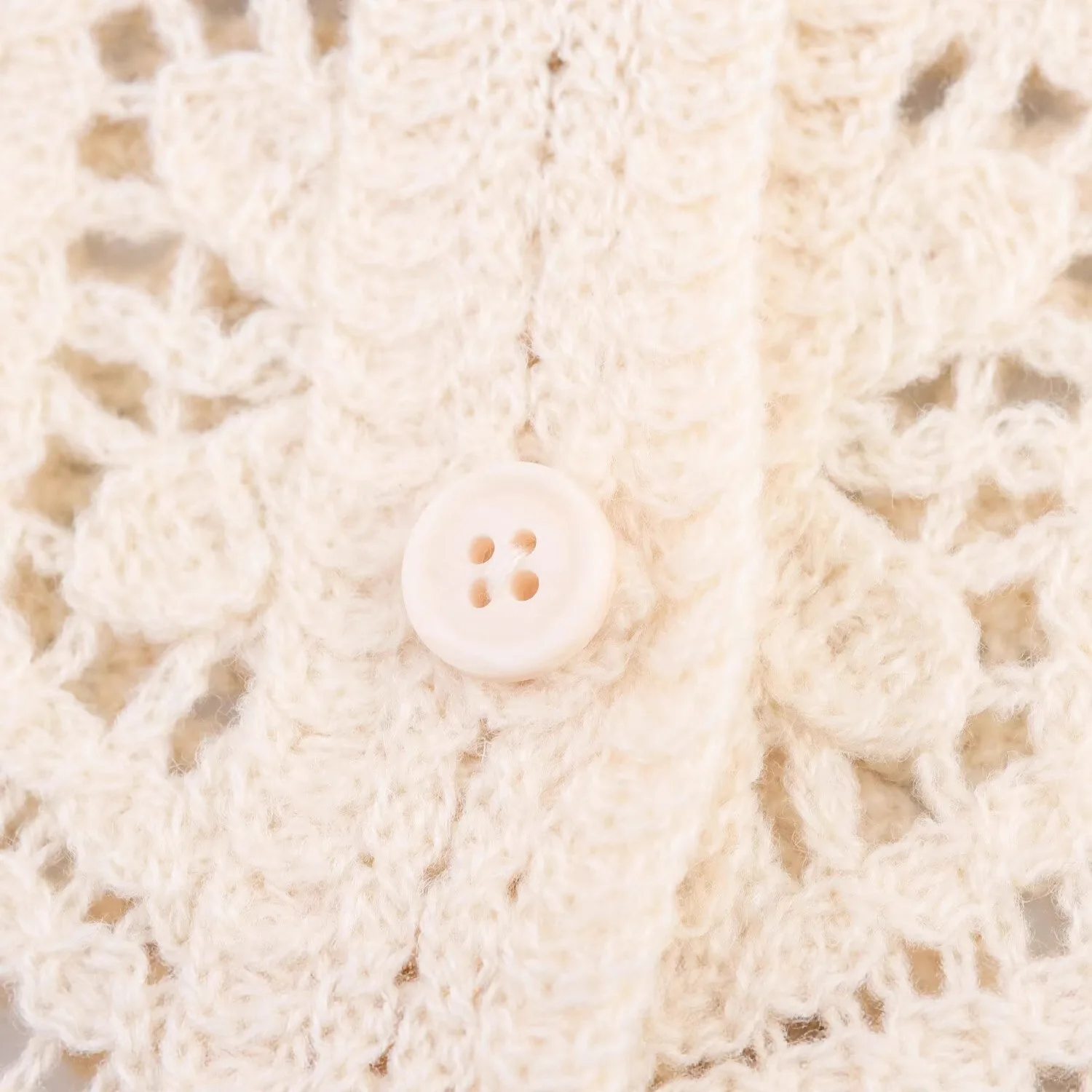 Długi damski sweter-kardigan z dzianiny, ażurowy, falisty, rozpinany, artystyczny, modny płaszcz wierzchni.