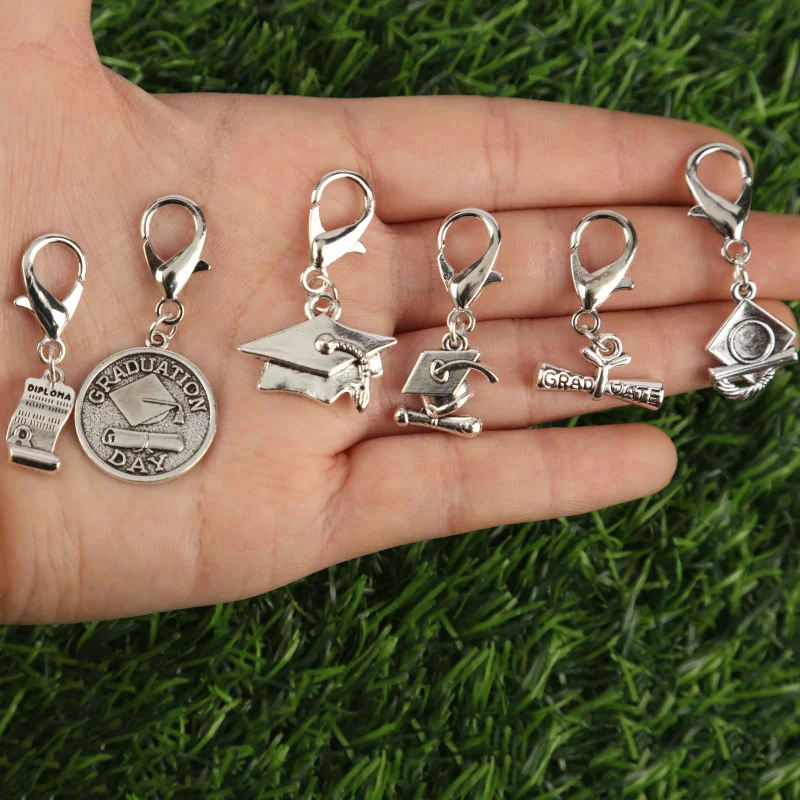 2D 6Graduation Adventure Starter Keychain Set，Includes graduation cap、Graduation Certificate、Classical graduation elements such