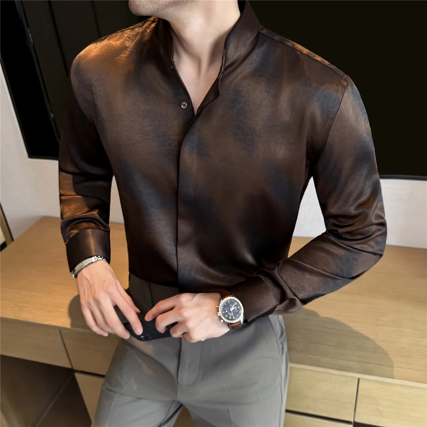 Gradiënt satijnen overhemd heren, nieuwe Chinese opstaande kraag, verborgen knoopontwerp, trendy vrijetijdskleding