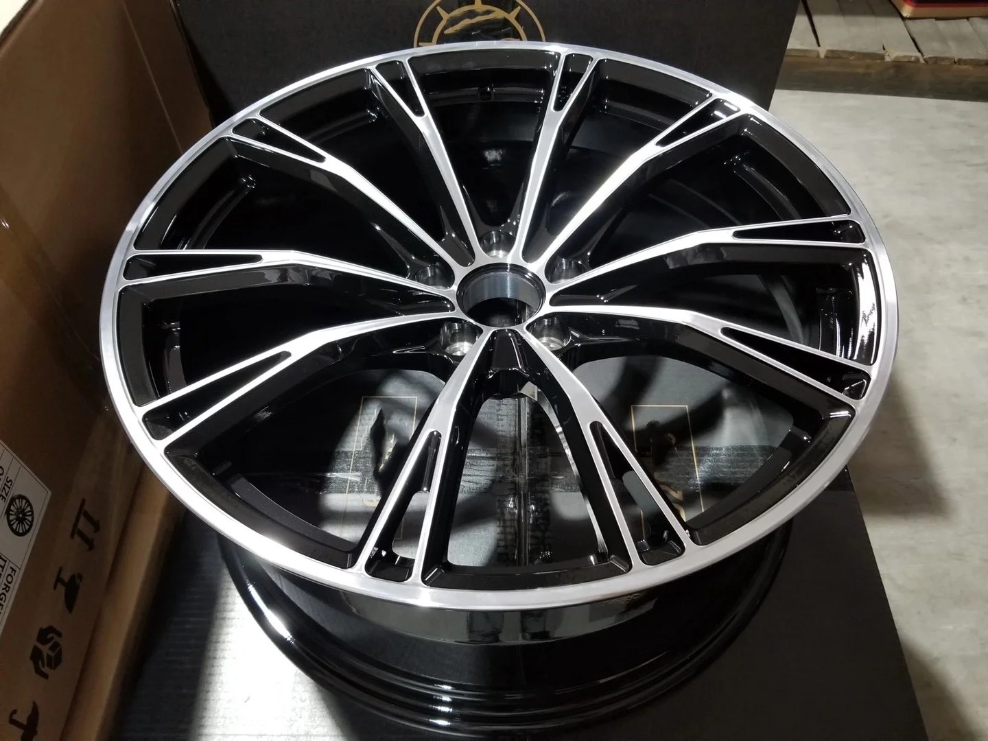 متوفر في المخزون 18 19 20 بوصة إطارات عجلات مصنوعة من خليط معدني عرض 8.0J 8.5J 9.0J PCD 5*112 لإطارات عجلات سيارة الركاب