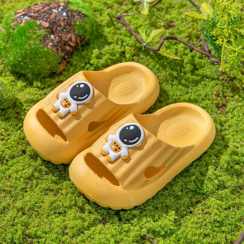 

Summer Children's Hole Shoes New Baby Sandals Cartoon Boys And Girls Non-slip Soft Bottom Sandals Disney Slippers Baotou Outdoor