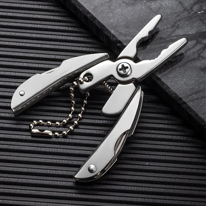 Der Multitool Hand – Ein unverzichtbares Werkzeug für Outdoor-Enthusiasten