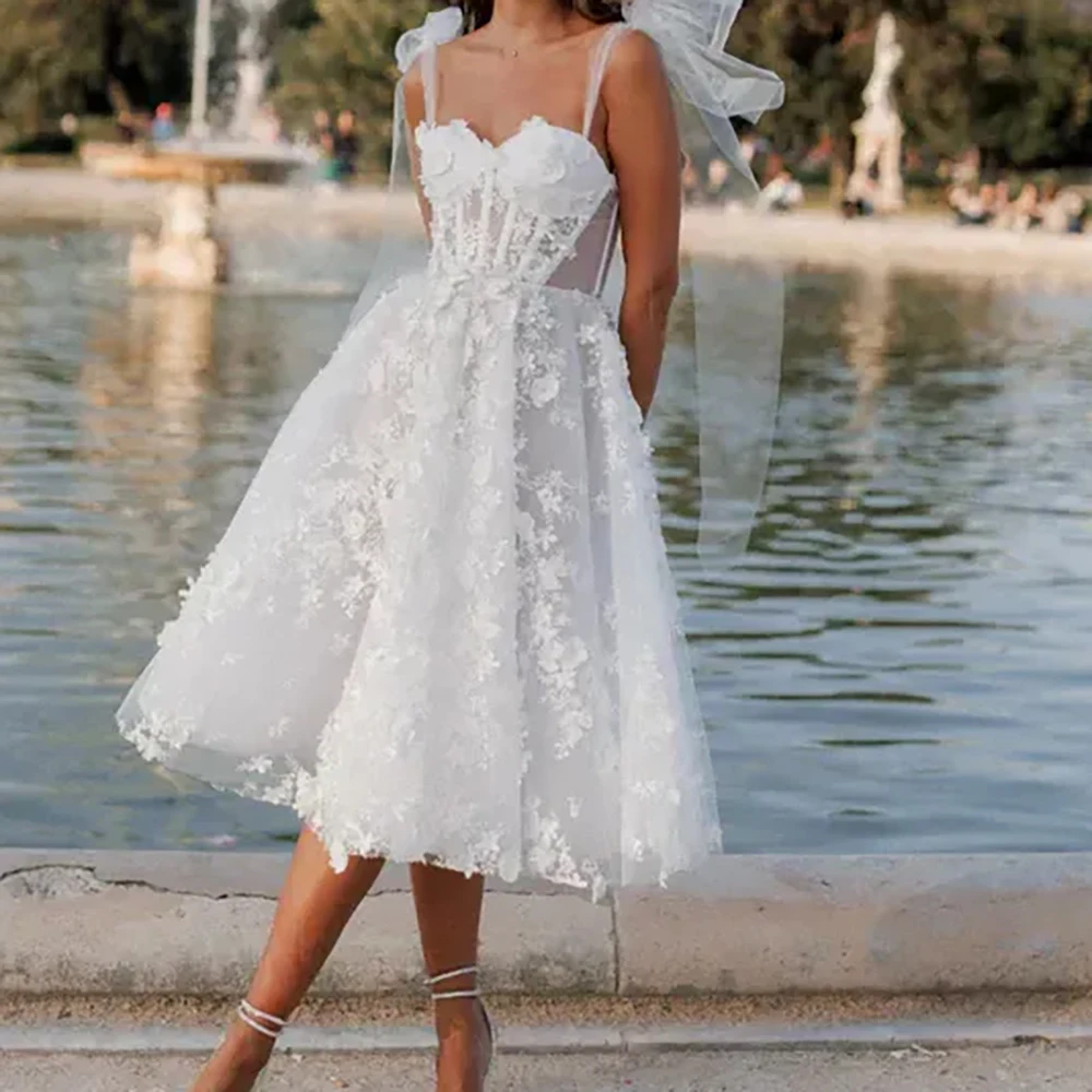 Vestido de novia hasta la rodilla, escote en forma de corazón, sin mangas, encaje de flores 3D, sin espalda, tirantes finos, vestidos de novia de tul personalizados