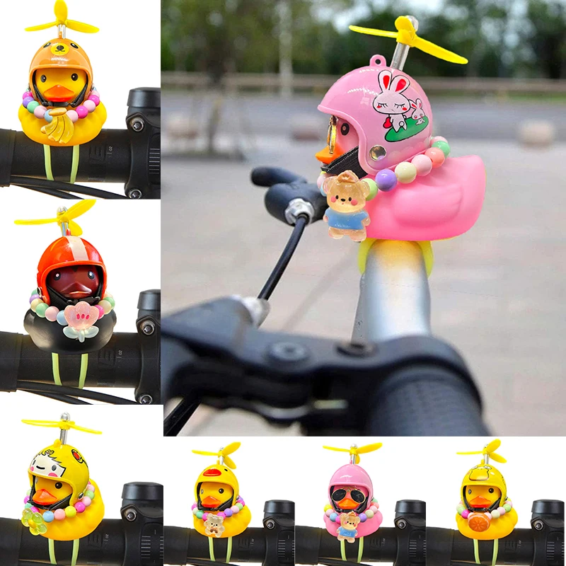 Pato de borracha com capacete pingente brinquedo carro pato bicicleta estrada motor capacete equitação acessórios decoração do carro