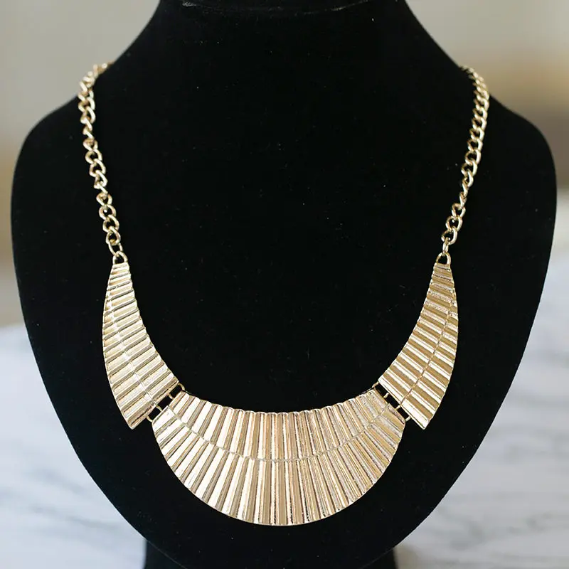 Trend Metal Corrugated Wide Choker Exaggerated Cool Niche Design Versatile Personalized Collarbone Necklace Women Jewelry