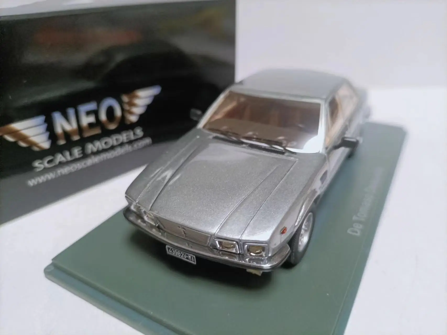 Neo 1:43 DE TOMASO Deauville 1979 Vintage Car Simulation Limited Edition Resin Metal Static Car Model Toy Gift