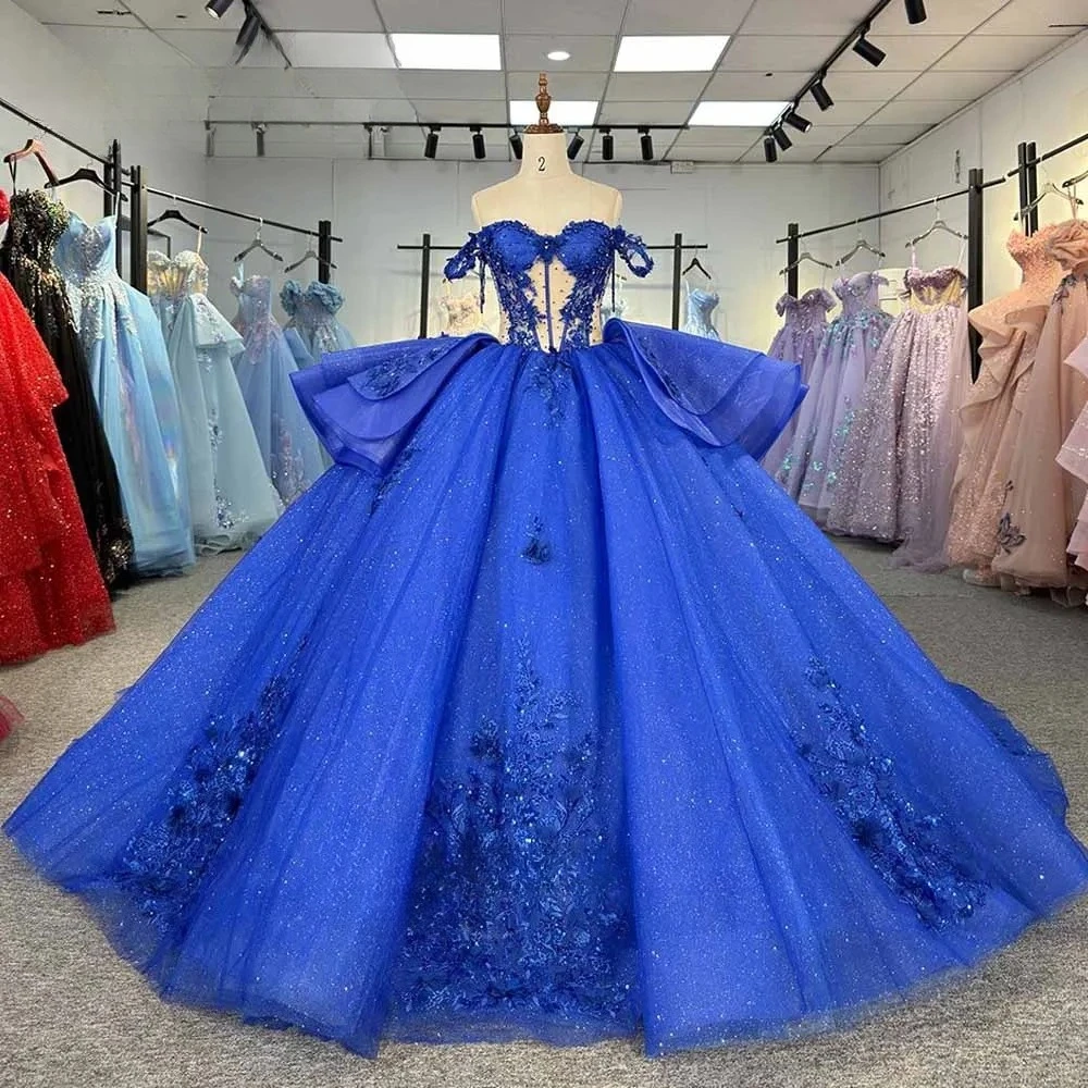 Vestido de Gala de Quinceañera Azul Rey Personalizado con Escote Corazón y Hombros Descubiertos, con Flores, Cuentas, Tul, Gran Lazo y Cola Capilla