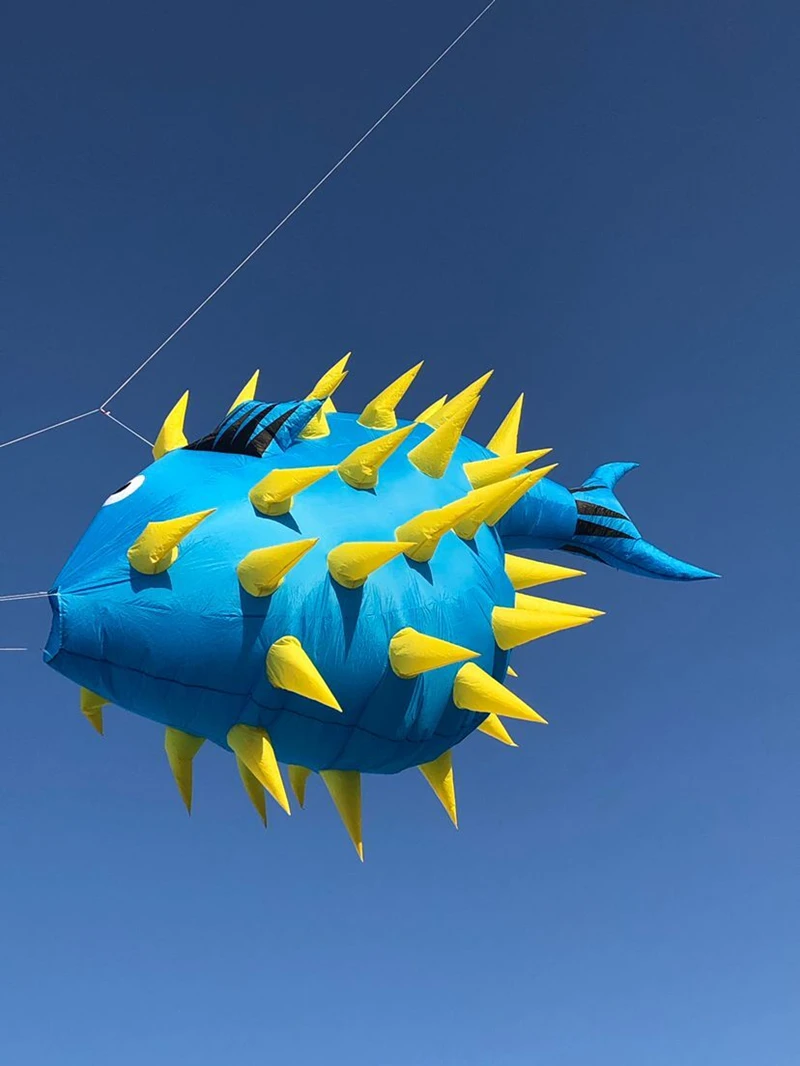 Kostenloser Versand 5m Kugelfisch Drachen fliegen Outdoor-Spielzeug große Luftschlangen Drachen Buggy String Shooter weiche Drachen aufblasbare Spielzeuge Spaß