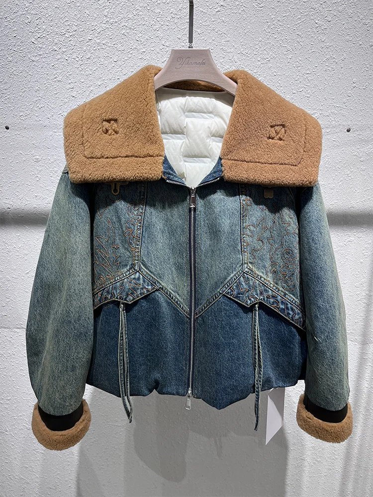 سترة شتوية جديدة لعام 2025 من قماش الدنيم ملابس خارجية نسائية فاخرة وطبيعية من فرو الأغنام ميرينو الحقيقي معاطف للأسفل