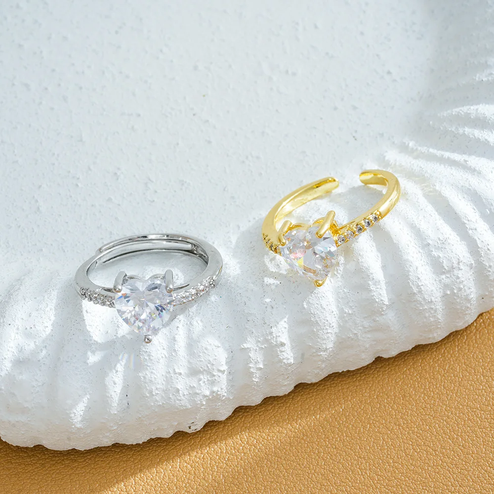 

A simple yet unique gold-plated and fashionable heart-shaped three-pointed copper zircon ring for women, a retro ring