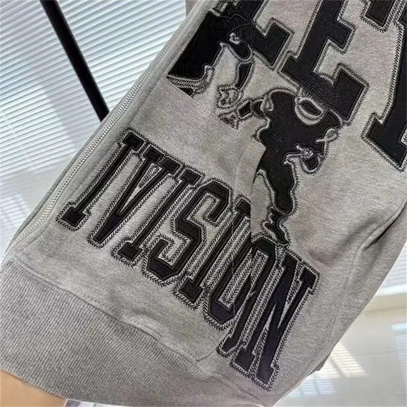 سترات رجالي رمادية مغسولة من VALLEY بشعار أمريكي عتيق مطرز بحروف كبيرة الحجم من القطن الخالص مع قلنسوة بسحاب