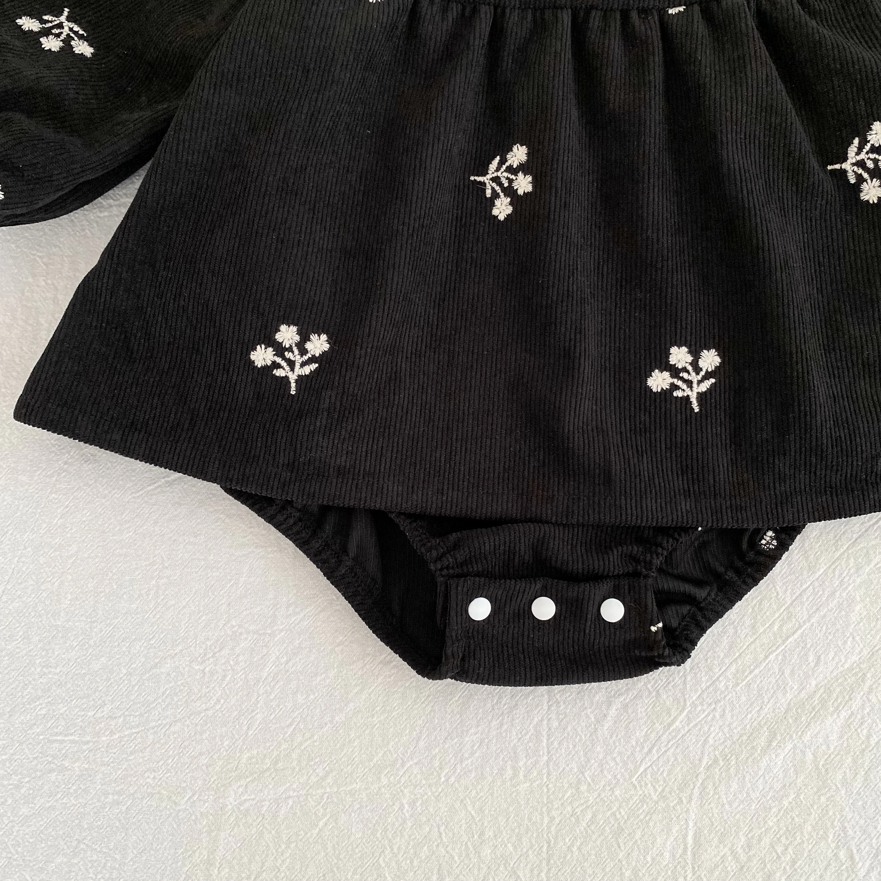2026 Baby-Mädchen-Cord-Strampler 0-24M Langarm mit Spitzen-Rüschenkragen und Blumenstickerei, Herbst-Strampler für Kleinkinder, Prinzessinnen-Strampler – Detail 12