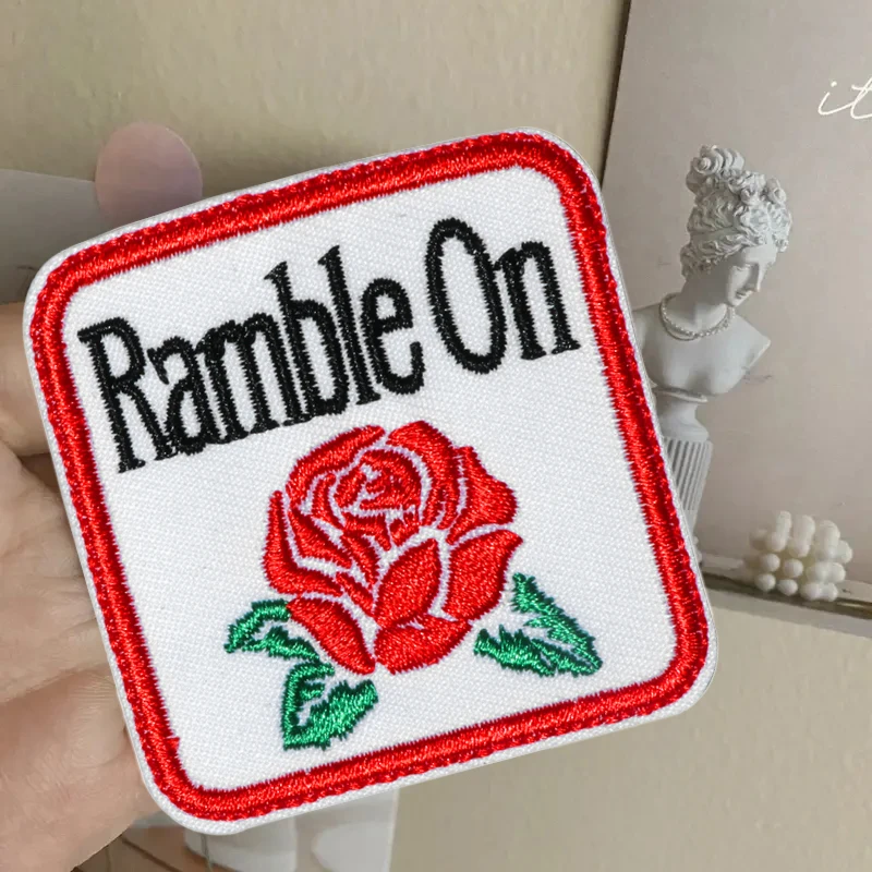 1PC Ramble On Red Rose bestickter Aufnäher zum Aufbügeln, zum Aufnähen, für Kleidung, Mütze, Tasche, Jacke, DIY-Geschenk, Abzeichen mit heißem Kleber