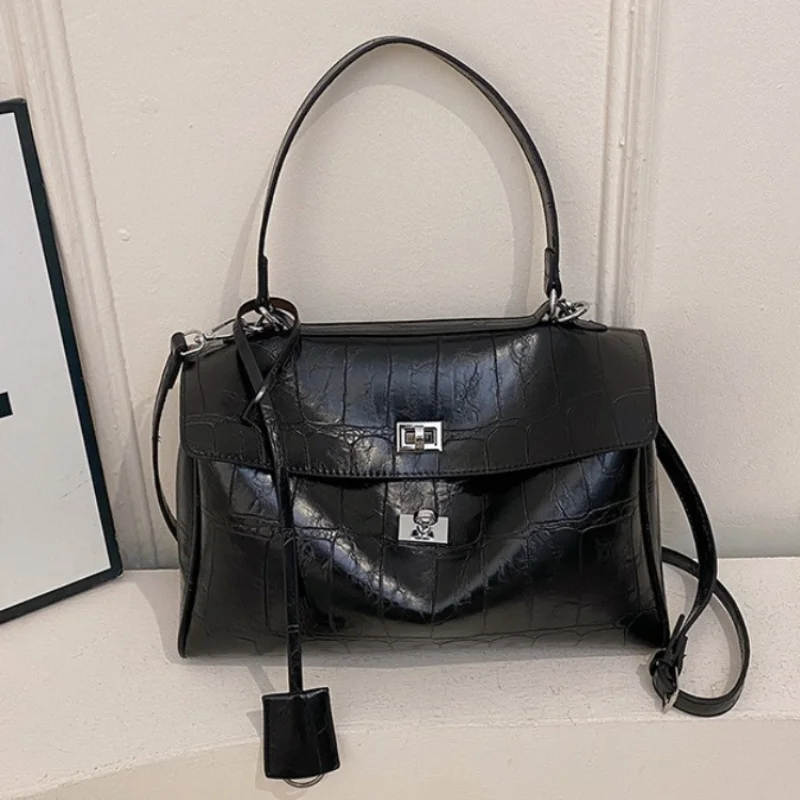 

Дизайнерская сумка-тоут с фирменной застежкой, роскошная, из натуральной кожи, однотонная, простая, элегантная, универсальная, вместительная, на плечо, через плечо