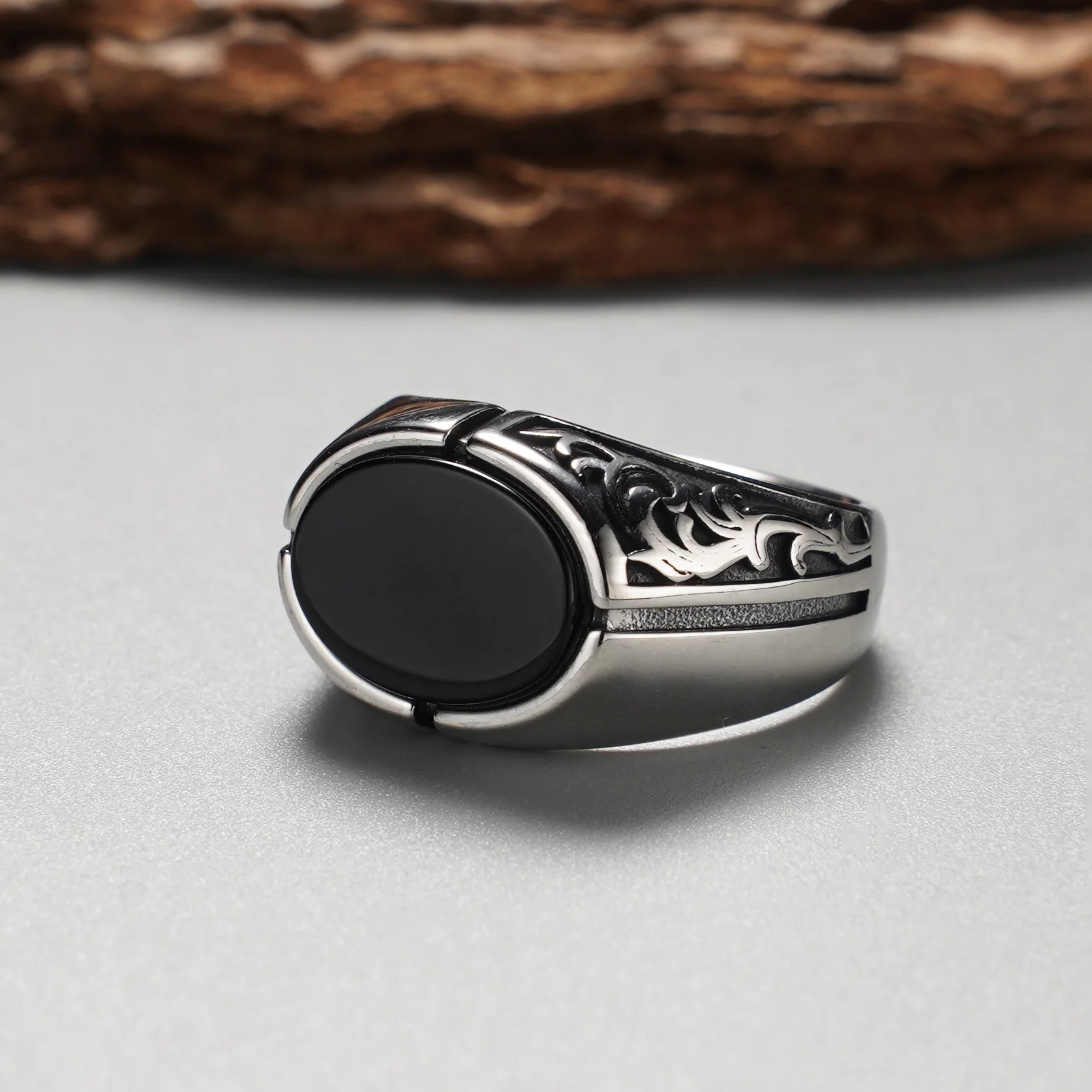 Herren-Siegelring im Vintage-Stil mit schwarzem Onyx, 316L Edelstahl, Retro-Schriftzug mit Blumenmuster, gotischer Biker-Statement-Schmuck – Detail 10
