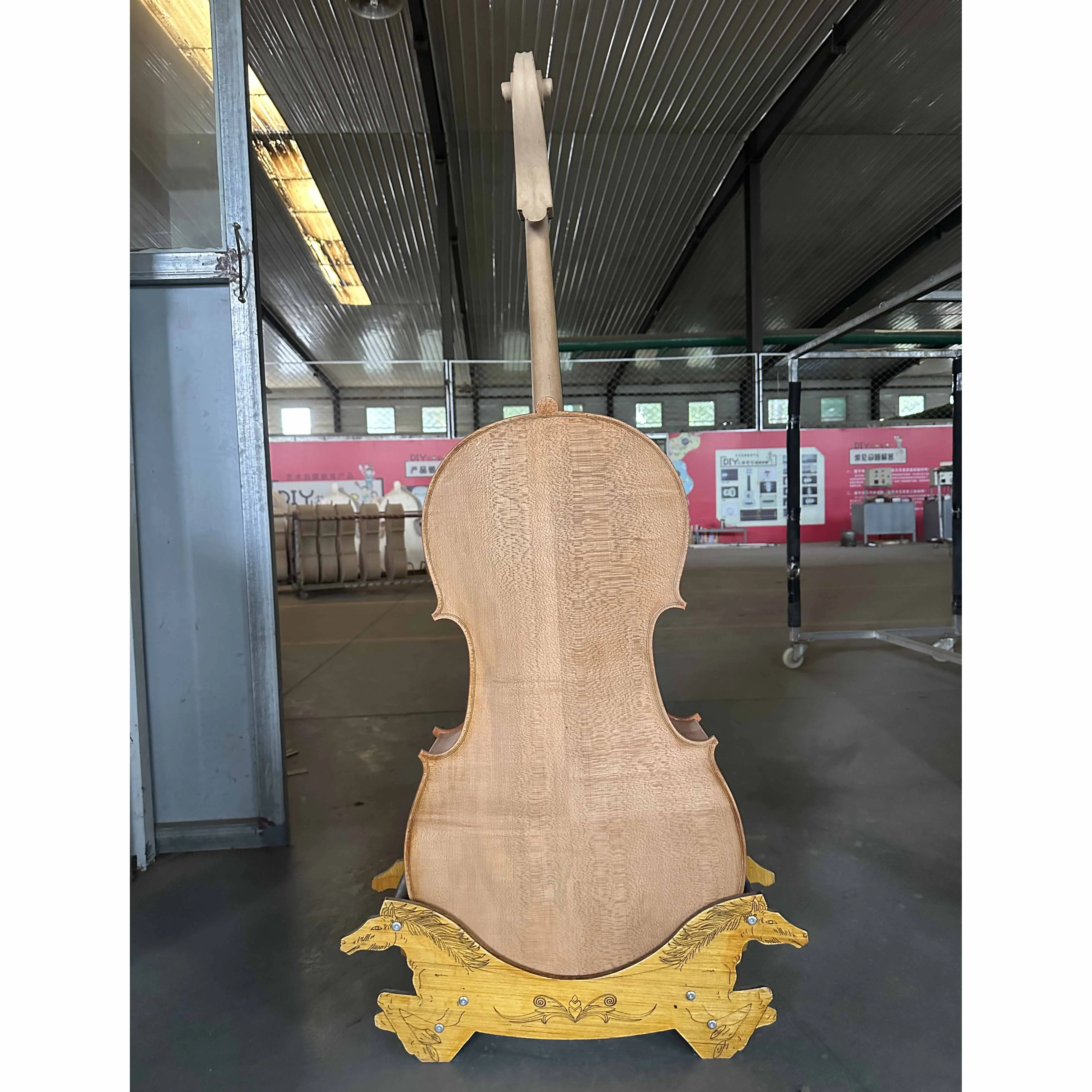 

White stubble cello defect. Cello 4/4, very cautious for those who pursue perfection. Be careful when shopping