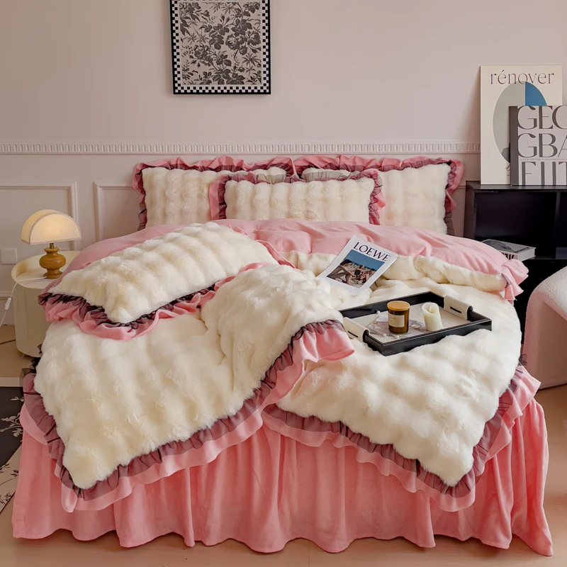 Double Bed Comforter Set Soft Velvet Fluffy Duvet and Pillowcase Elegant Modern Bedding Luxury 4-Piece King Size