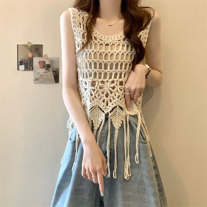 

2024 New Summer Korean Edition Fashion and Unique Sleeveless Tank Top Solid Color Round Neck Hollow Tassel Women's T-shirt Top