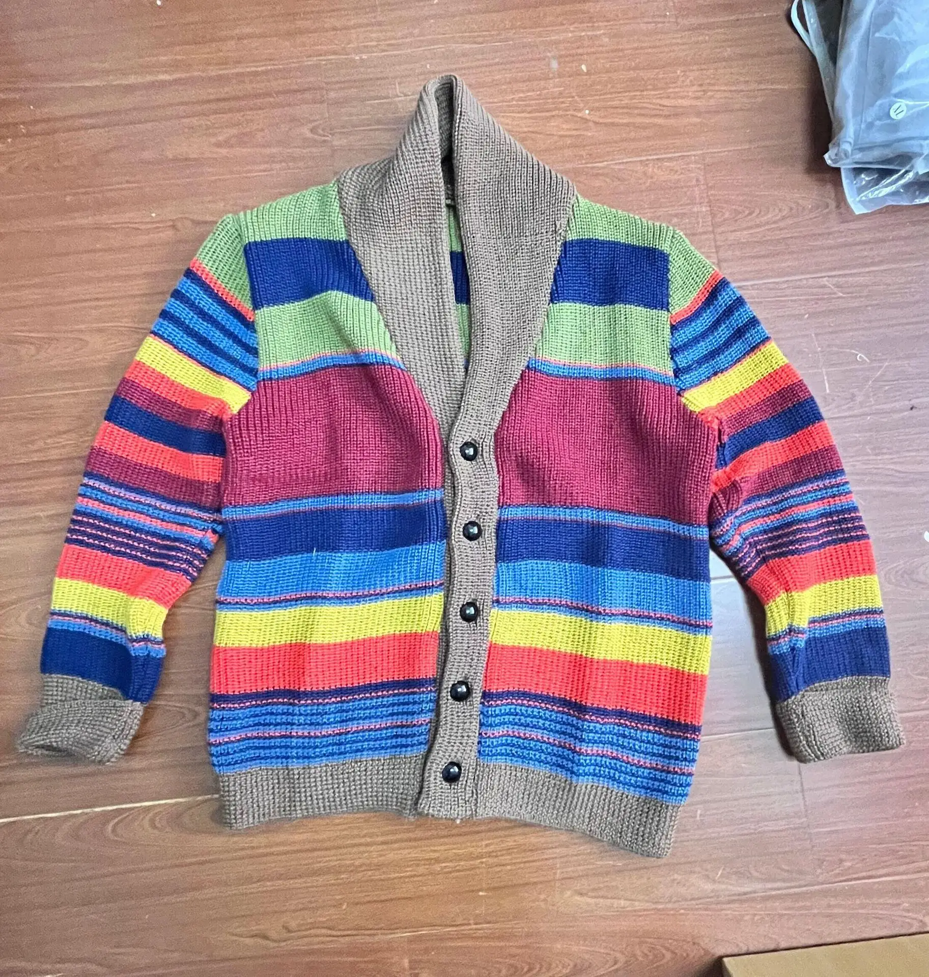 Suéter de arcoíris para hombre, nueva chaqueta de suéter europea y americana, cárdigan de punto con bloques de colores y solapa para otoño e invierno