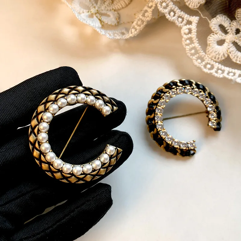 Broche de perlas de cuero en forma de C con circonita 5A de inspiración Vintage para mujer, exquisita perla en el pecho, Pin de flor, abrigo, accesorio para suéter