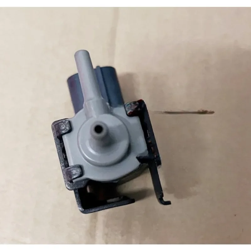 

Carbon Canister Solenoid Valve Sensor Vacuum Switching Valve for Toyota Vios 2002-2006 2007 Brand New