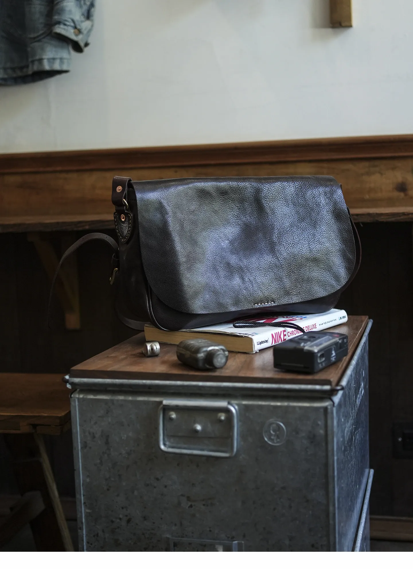 Einfache Vintage-Umhängetasche aus handgefertigtem Rindsleder der ersten Schicht für Herren, modische, lässige Reisetasche aus luxuriösem Echtleder. – Detail 15