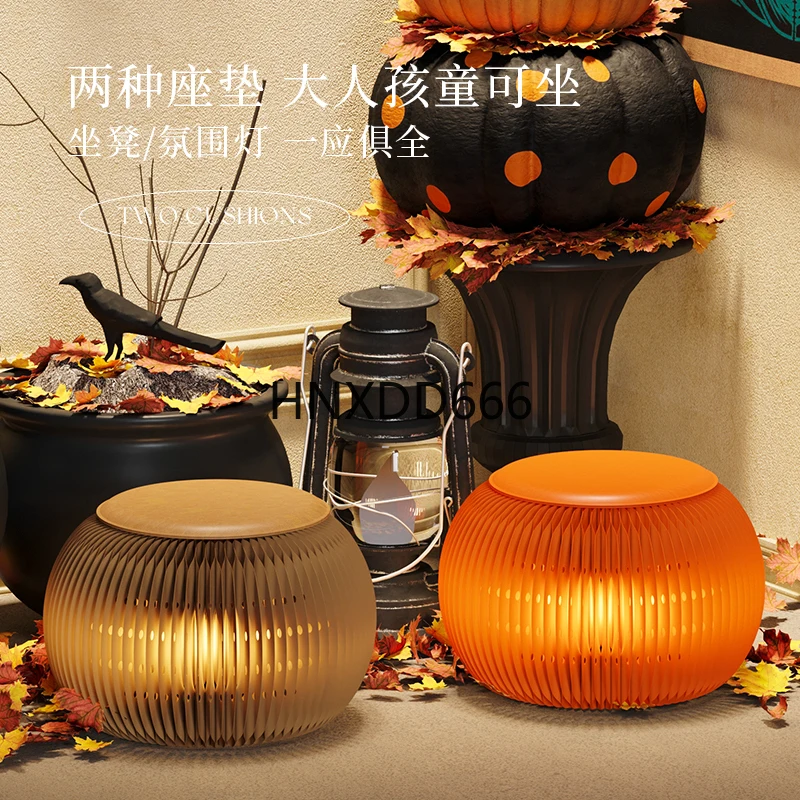 Kleine Haushaltsbank, dekorative Kürbislampe, runder Hocker