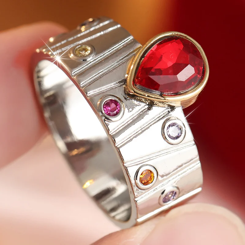 Damenring mit vertikaler Textur in Silberfarbe, eingelegt mit rotem synthetischem Zirkon, personalisierter Ring im Vintage-Stil.