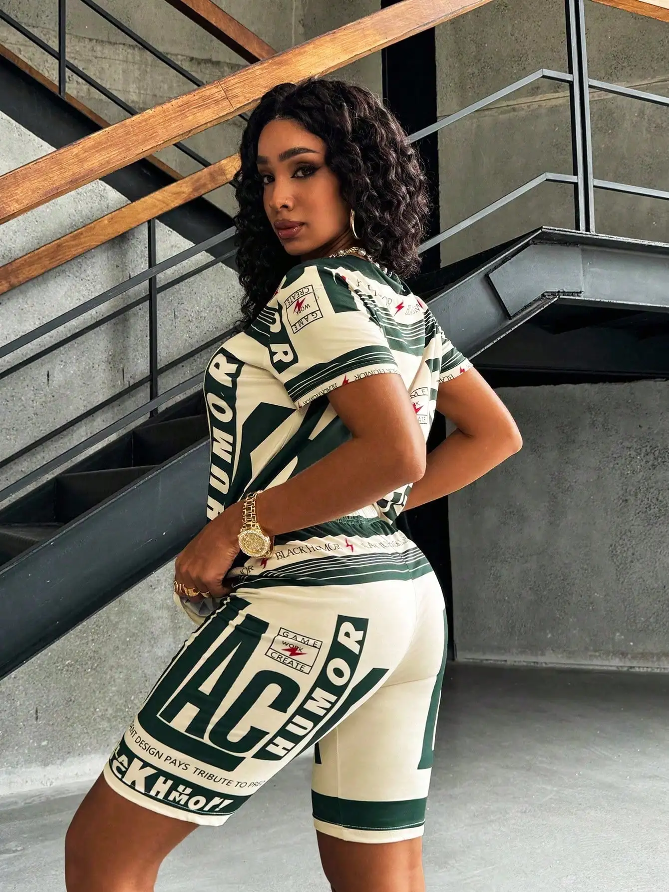 Conjunto de Camiseta e Shorts Feminino Verde e Creme com Estampa Gráfica, Moda Casual de Verão com Letras Marcantes