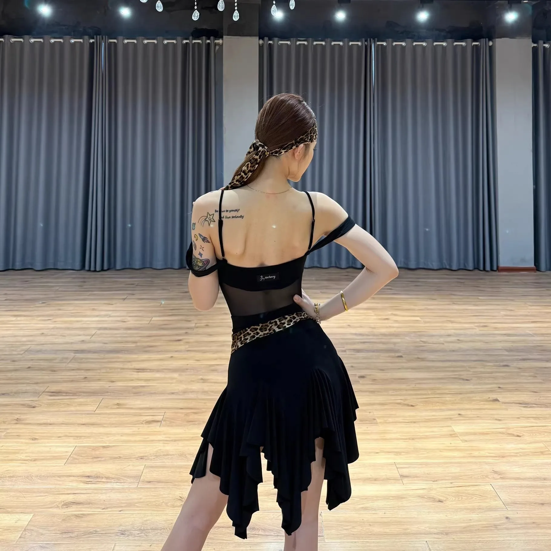 ชุดเต้นรำละตินสำหรับผู้หญิงจากสหราชอาณาจักร ลายเสือดาว เสื้อแบบผูกคอ ดีไซน์หรูหรา สำหรับฝึกซ้อมและการแสดงในงานเต้นรำบอลรูม