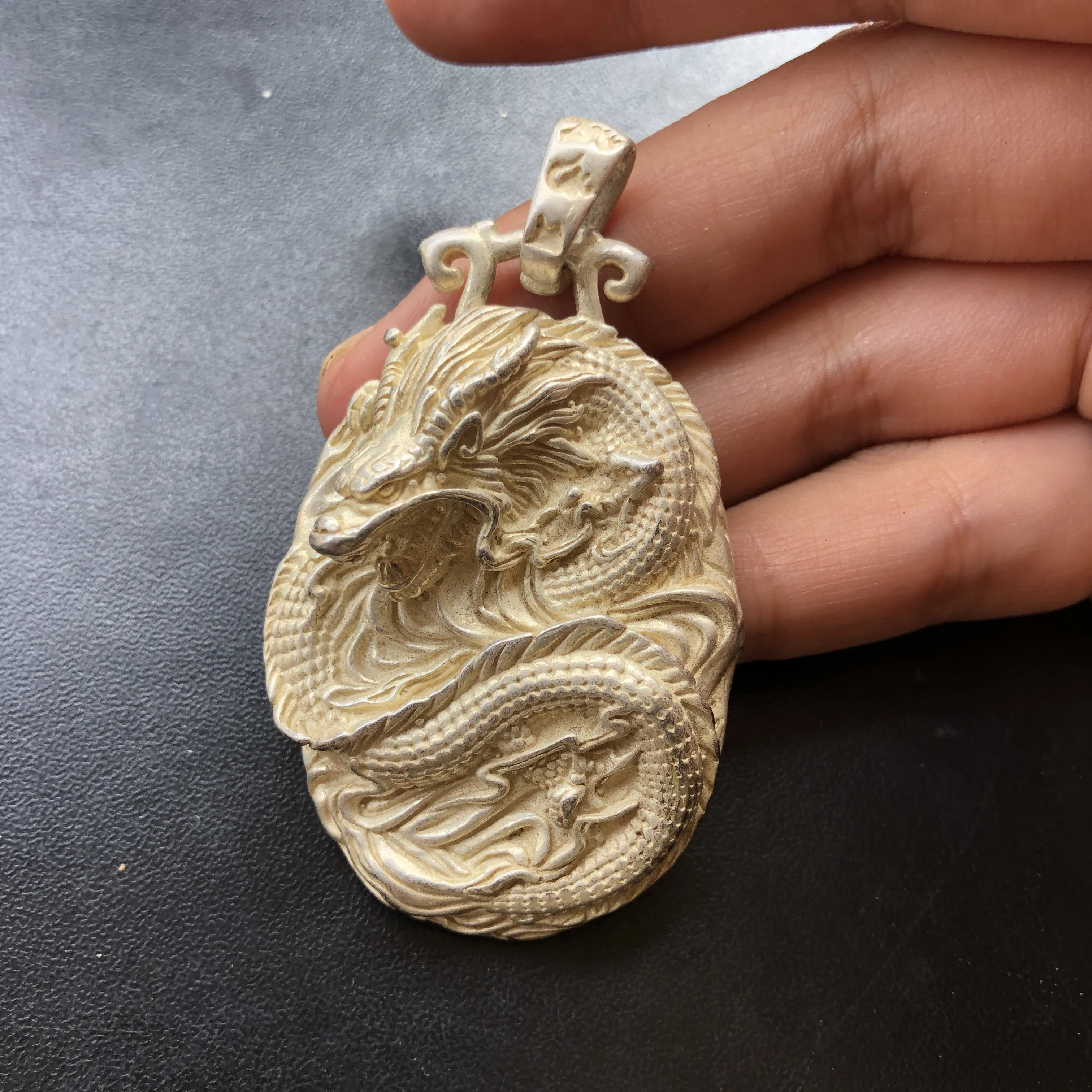 Vintage Tibetan Silver Chinese Dragon Pendant 3D Relief Carved Dragon Amulet Pendant Retro Ethnic Necklace Charm for Men Jewelry