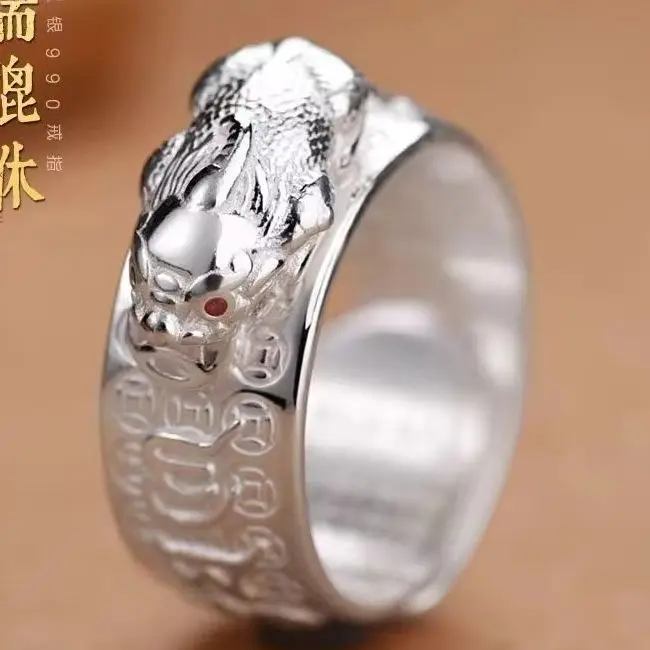 The Qilin ring men's wealth and fortune are strong, bringing good fortune and prosperity. It is a ring jewelry with auspicious