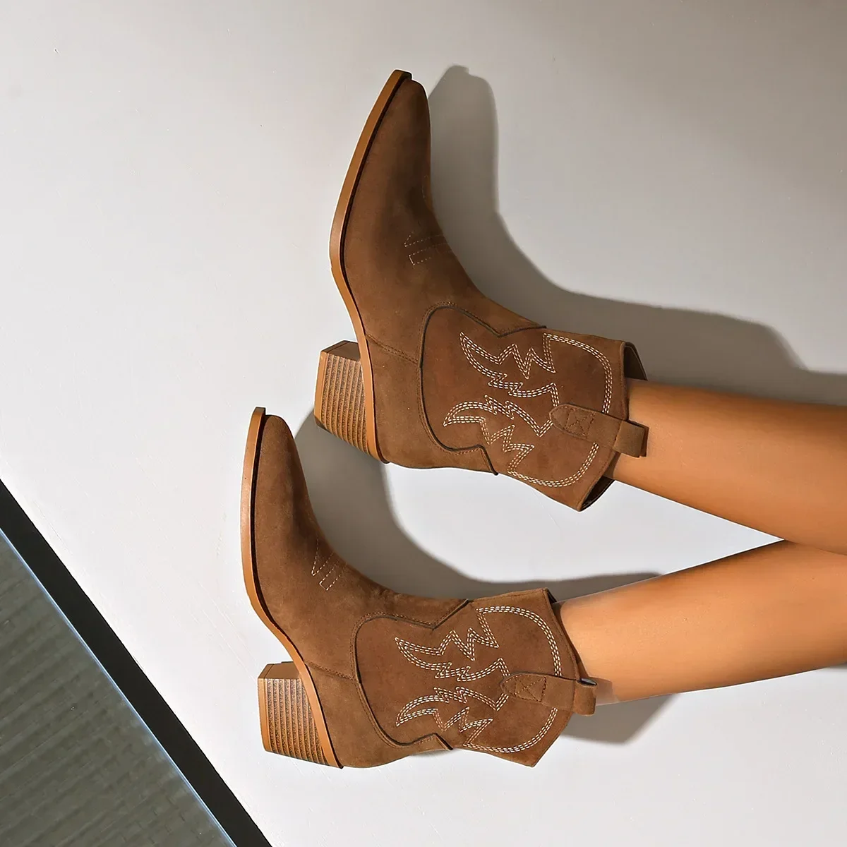 Nowe haftowane buty ze szpiczastym noskiem Buty rycerskie na grubym obcasie Retro Slip on Western Cowboy Short Boots Botas De Mujer 2025 — zdjęcie 5