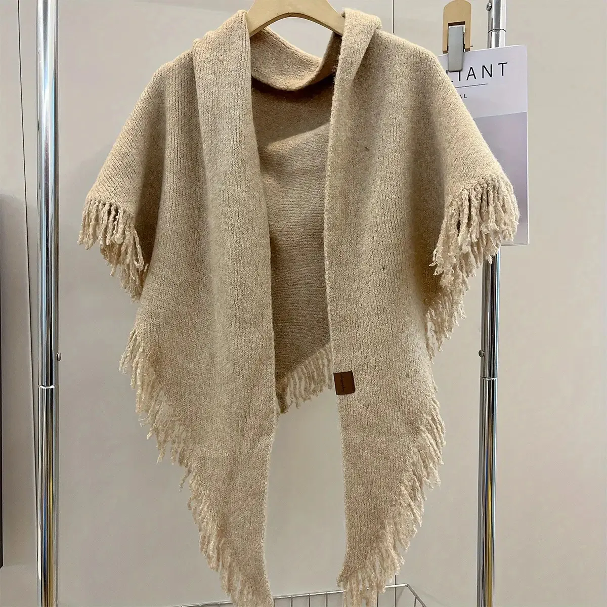 

Большой шарф с мягкой бахромой — теплый, ветрозащитный, многофункциональный. Элегантная осенне-зимняя шаль разных цветов.