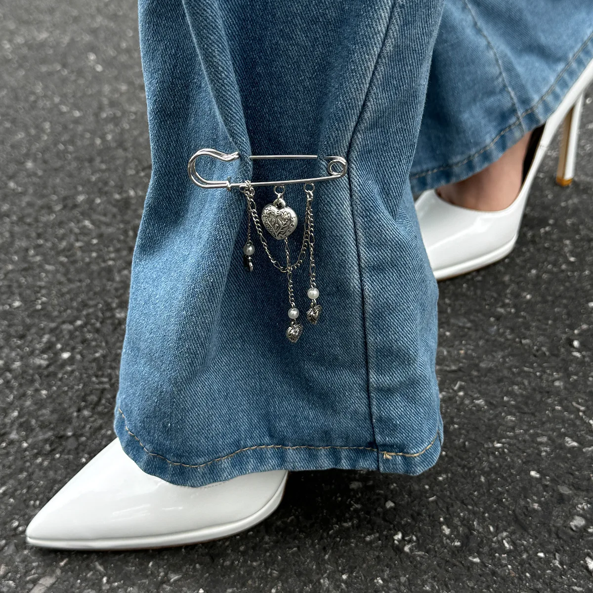 Broche de perlas de imitación en forma de corazón con cierres de botón desmontables, detalles de borlas y hebilla ajustable para un ajuste perfecto de Jean