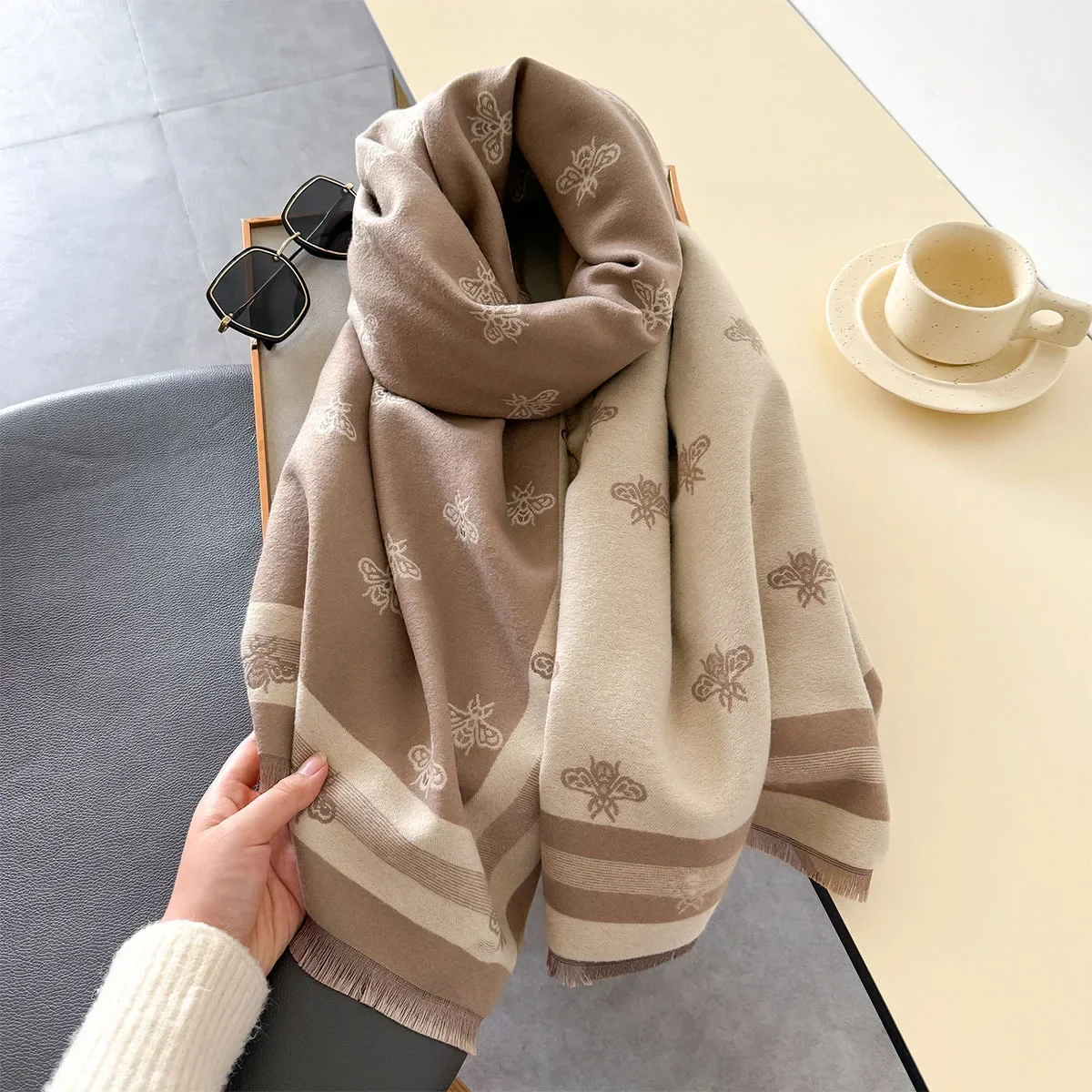 Sciarpa floreale da donna in cashmere di marca di lusso Scialle caldo invernale e avvolgente Bandana Pashmina Foulard femminile Coperta spessa