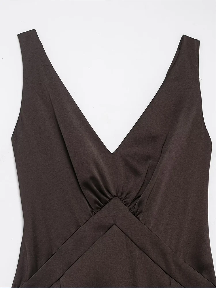 European-style new women's fashion, versatile, elegant V-neck sleeveless dress with a fitted waist and flowing satin texture.