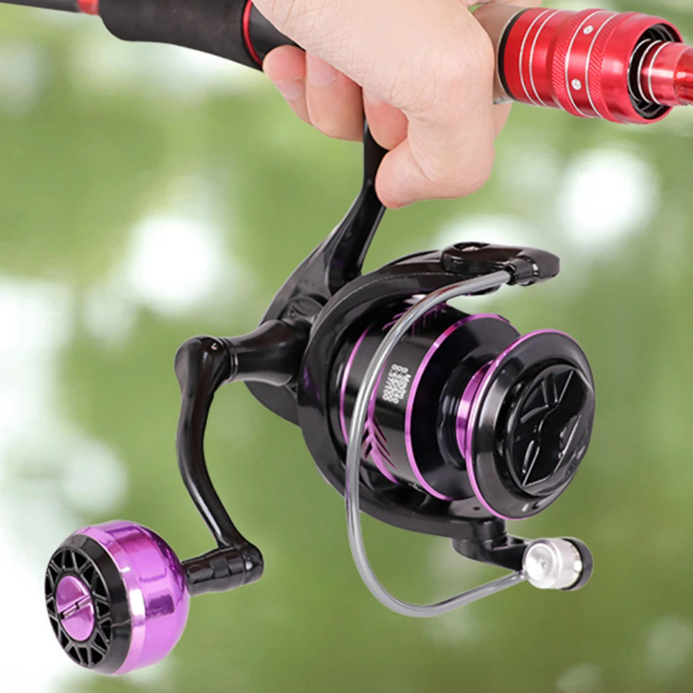 10kgのドラッグと金属ボディを備えた釣りリールには、滑り止めボタンと5つの21スピード比が含まれており、スムーズな操作が可能です。