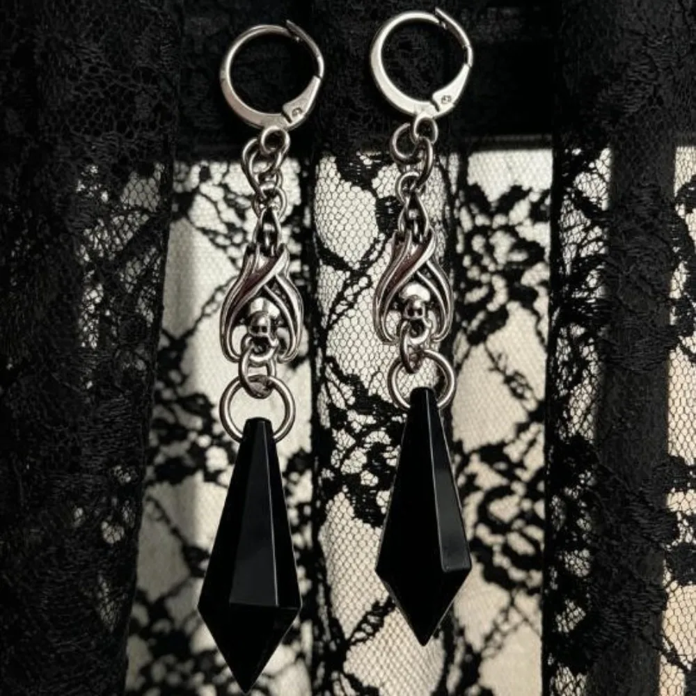 Gothic Vampire Bat Black Faceted Glass Prism Dangle Earrings for Women Halloween Party Dark Aesthetic Punk Leverback Ear Jewelry