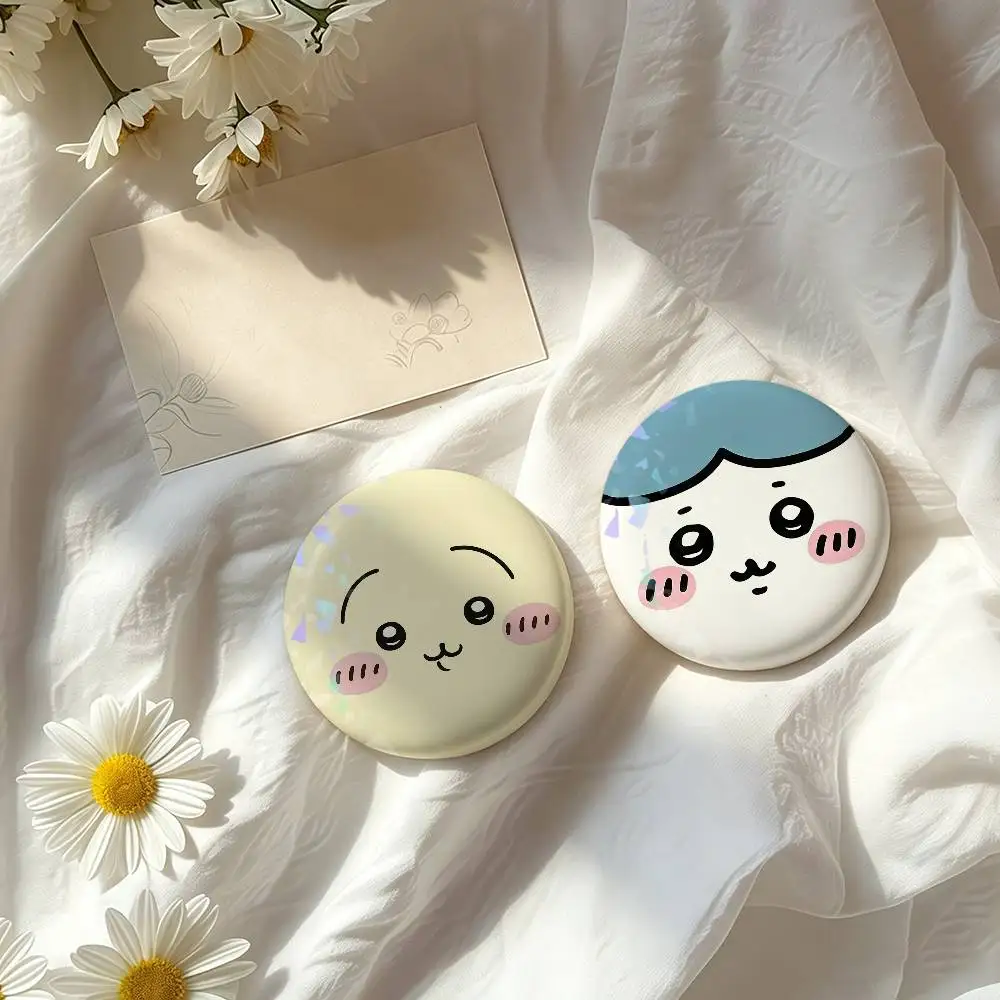 C-Chiikawa Cartoon-Meme Lustige Laser-Abzeichen-Pins Handgefertigte Broschen für Rucksäcke Geschenke Taschendekoration für Fans zum Sammeln – Detail 4