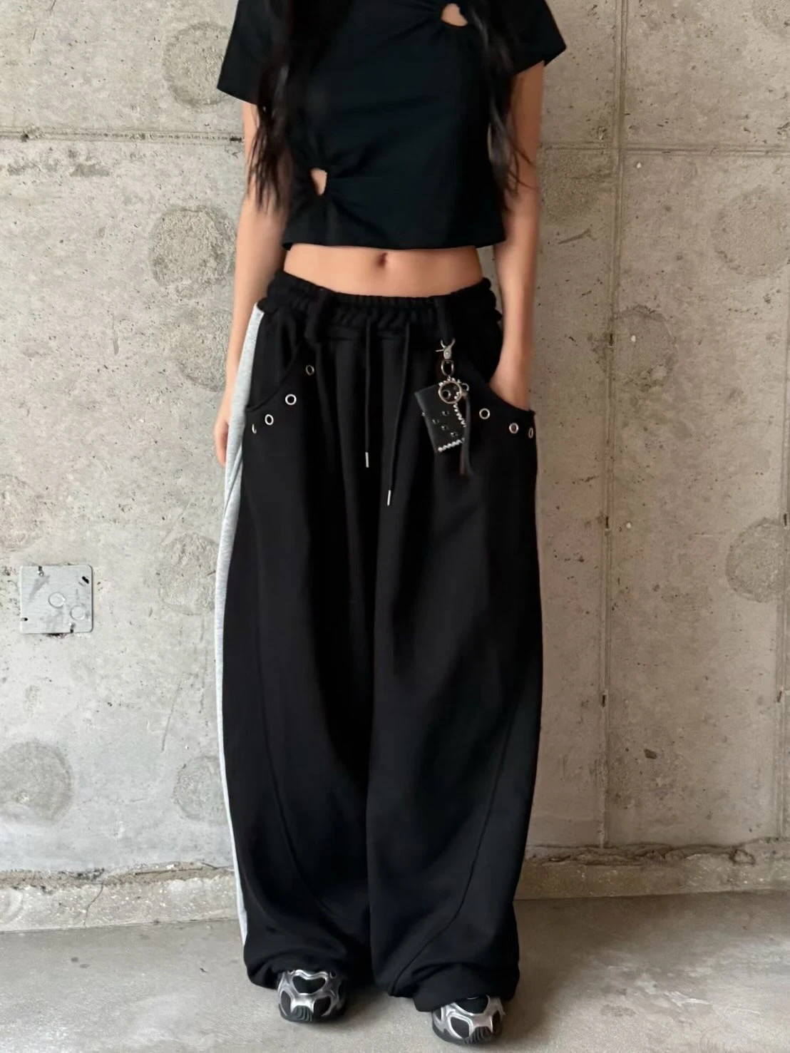 

2026 new Korean version two-color spliced sweatpants perforated design women's loose and trendy sports leisure versatile pants