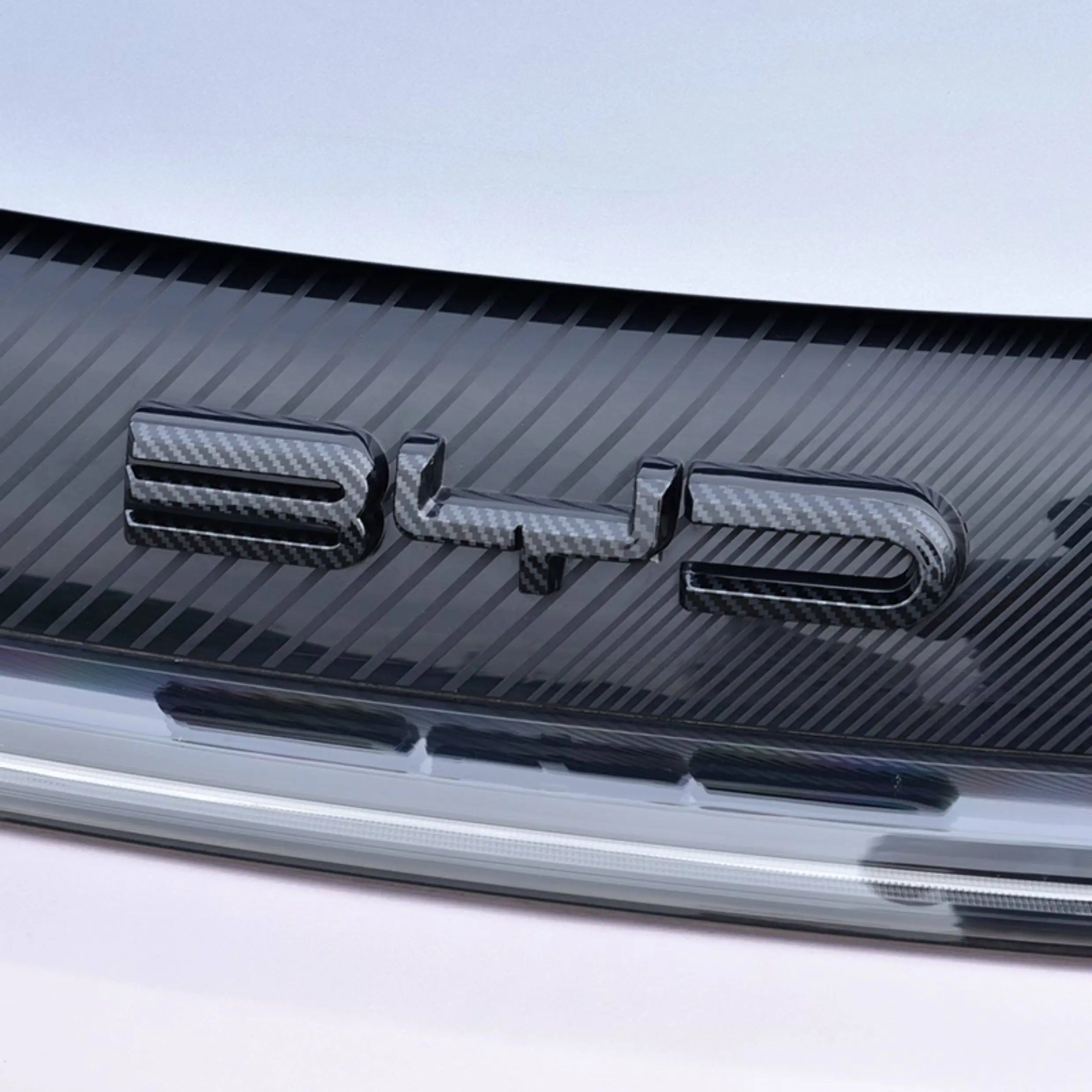 Für BYD Dolphin 2021-2026: Schwarzer Krieger Frontemblem aus Kohlefaser – Nicht demontierbare Abdeckung für die Frontmodifikation – Detail 4