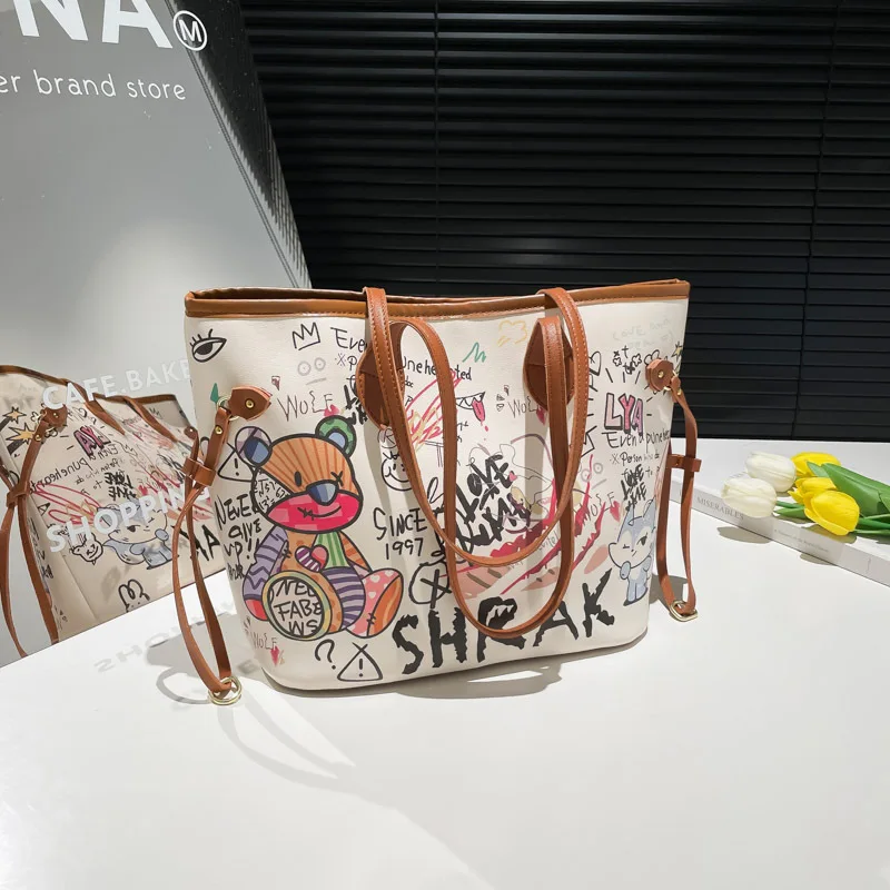 حقيبة يد Bear Doodle للنساء - طباعة جرافيتي، سعة كبيرة، حقيبة كتف متعددة الاستخدامات