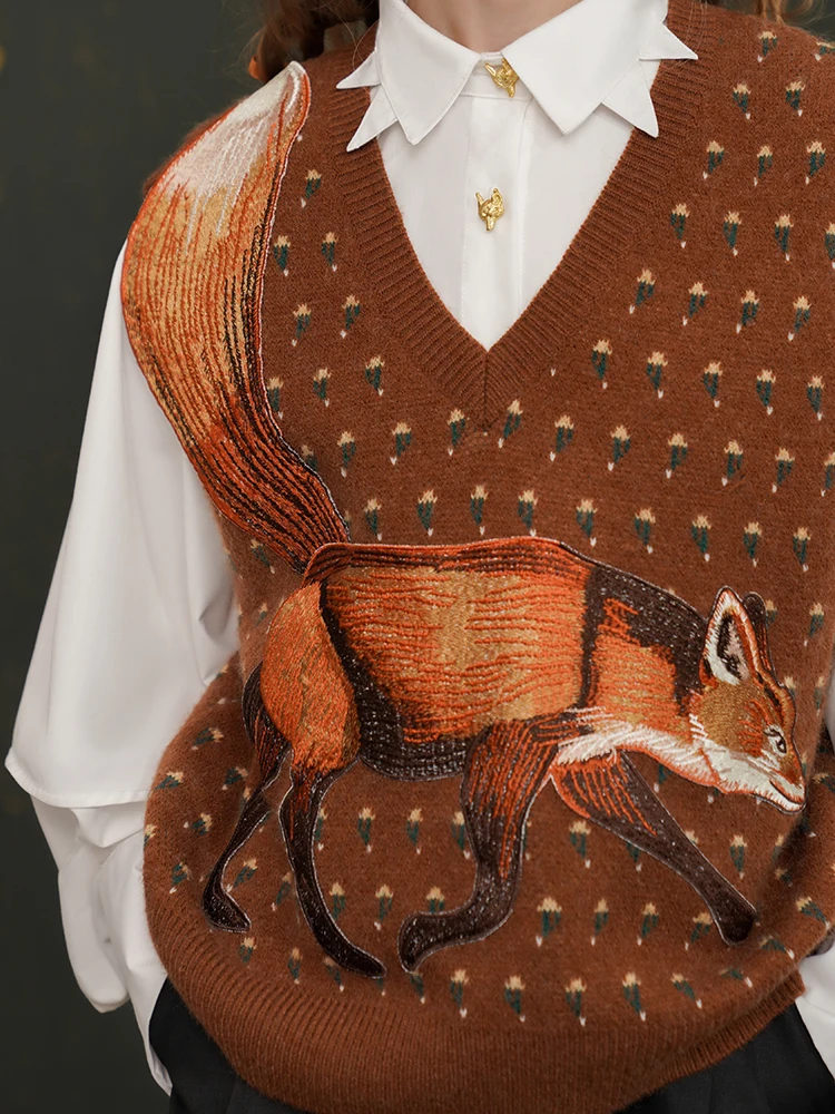 2023 Spring Women V Neck Fox Embroidery Knitted Vest